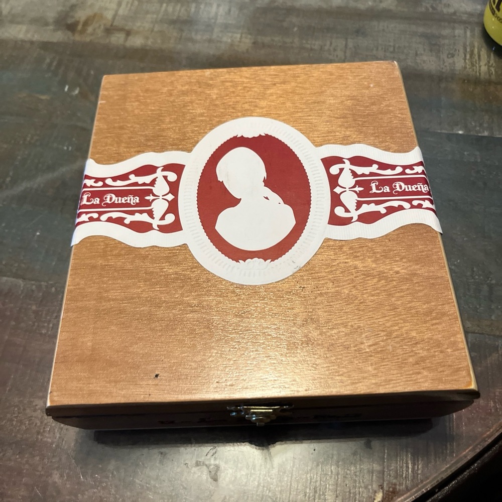 La Dueña Wooden Box cigar box